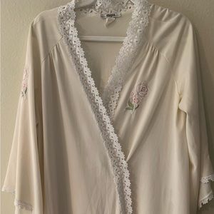 Vintage I. Magnin White W/Lace bridal Nightgown Robe W/embroidered Roses